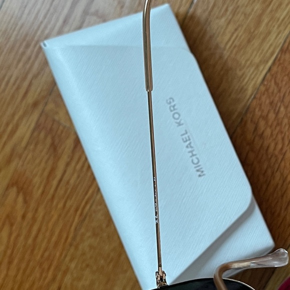 Fabulous Michael Kors Dark Tortoise with Gold Trim Frame - Picture 8 of 8